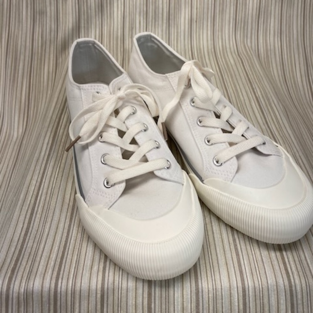 NWOT Arizona Jean Co white women's sneakers size 9 but fit like large 10